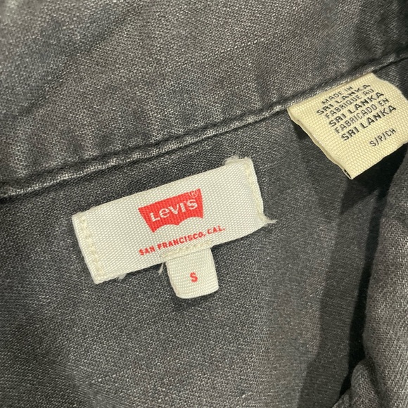 Levi’s sleeveless button down top - Picture 2 of 3